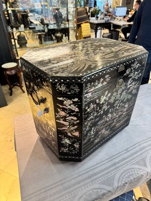 A large Chinese export mother-of-pearl-inlaid lacquer tea chest, 19th C. — photo 4