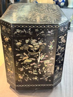 A large Chinese export mother-of-pearl-inlaid lacquer tea chest, 19th C. — photo 5