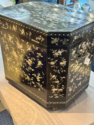 A large Chinese export mother-of-pearl-inlaid lacquer tea chest, 19th C. — photo 6