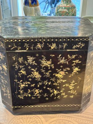 A large Chinese export mother-of-pearl-inlaid lacquer tea chest, 19th C. — photo 7