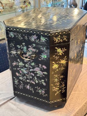 A large Chinese export mother-of-pearl-inlaid lacquer tea chest, 19th C. — photo 8