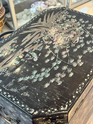 A large Chinese export mother-of-pearl-inlaid lacquer tea chest, 19th C. — photo 9