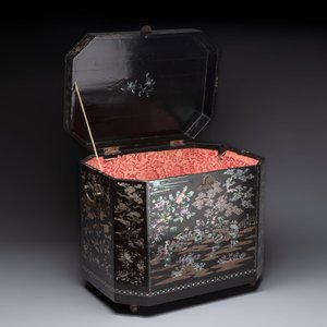 A large Chinese export mother-of-pearl-inlaid lacquer tea chest, 19th C. — photo 1