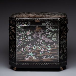 A large Chinese export mother-of-pearl-inlaid lacquer tea chest, 19th C. — photo 2