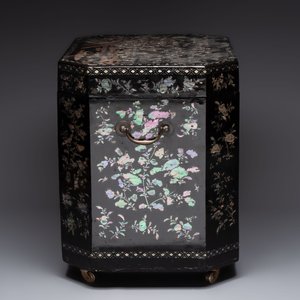 A large Chinese export mother-of-pearl-inlaid lacquer tea chest, 19th C. — photo 3