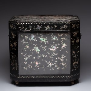 A large Chinese export mother-of-pearl-inlaid lacquer tea chest, 19th C. — photo 4