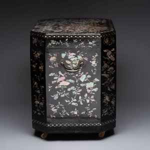A large Chinese export mother-of-pearl-inlaid lacquer tea chest, 19th C. — photo 5