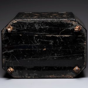 A large Chinese export mother-of-pearl-inlaid lacquer tea chest, 19th C. — photo 7