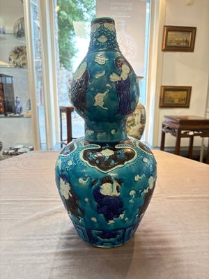 A large Chinese Fahua 'Ba Xian Zhu Shou 八仙祝壽' double gourd vase, 19th C. — photo 3