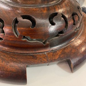 A large Chinese fahua censer with quartz-topped wooden cover and stand, Ming — 照片 13