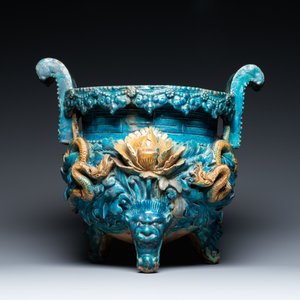 A large Chinese fahua censer with quartz-topped wooden cover and stand, Ming — 照片 2