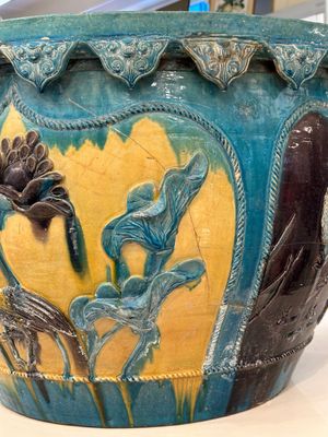 A large Chinese Fahua fish bowl with applied design of birds and deer among blossoming branches, Ming — photo 9