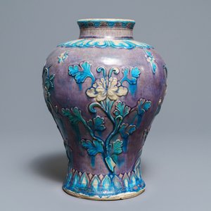 A large Chinese fahua meiping vase with floral design, Ming — photo 2