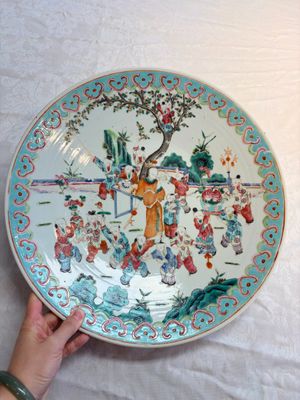A large Chinese famille rose '100 boys' dish, 19th C. — 照片 1