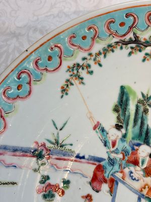 A large Chinese famille rose '100 boys' dish, 19th C. — 照片 2