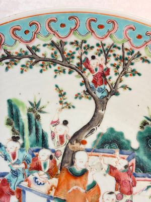 A large Chinese famille rose '100 boys' dish, 19th C. — 照片 3