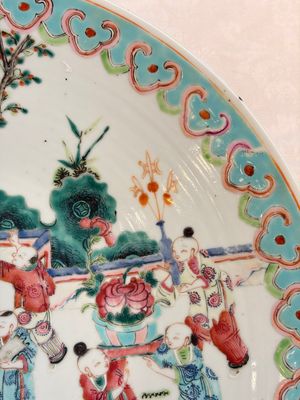 A large Chinese famille rose '100 boys' dish, 19th C. — 照片 4