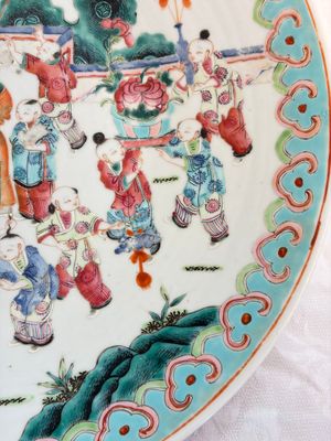A large Chinese famille rose '100 boys' dish, 19th C. — 照片 5