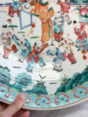 A large Chinese famille rose '100 boys' dish, 19th C. — 照片 6