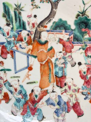 A large Chinese famille rose '100 boys' dish, 19th C. — 照片 7