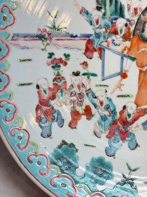 A large Chinese famille rose '100 boys' dish, 19th C. — 照片 8