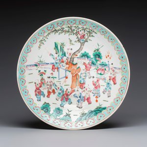 A large Chinese famille rose '100 boys' dish, 19th C. — 照片 1