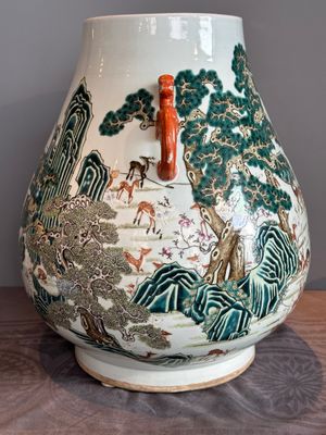 A large Chinese famille rose '100 deer' 'hu' vase, Qianlong mark, 19th C. — photo 4