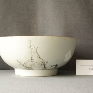 A large Chinese famille rose and grisaille bowl with the naval battle at Cartagena, Qianlong — photo 38