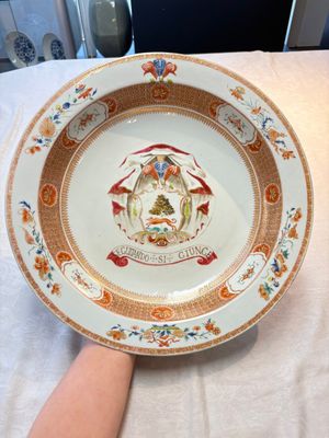A large Chinese famille rose armorial basin with the arms of Lambert for the English market, Kangxi/Yongzheng, ca. 1722 — foto 1