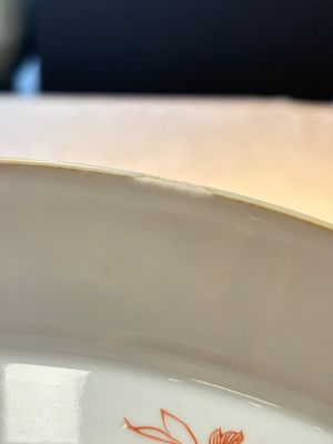 A large Chinese famille rose armorial basin with the arms of Lambert for the English market, Kangxi/Yongzheng, ca. 1722 — foto 12