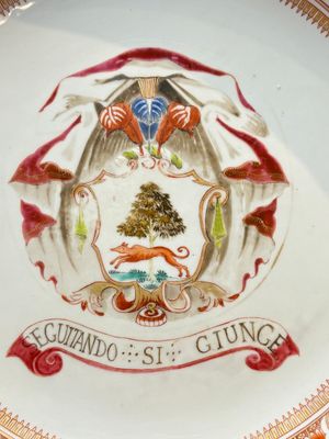 A large Chinese famille rose armorial basin with the arms of Lambert for the English market, Kangxi/Yongzheng, ca. 1722 — foto 2