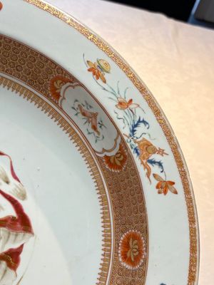 A large Chinese famille rose armorial basin with the arms of Lambert for the English market, Kangxi/Yongzheng, ca. 1722 — foto 3
