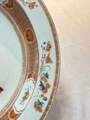 A large Chinese famille rose armorial basin with the arms of Lambert for the English market, Kangxi/Yongzheng, ca. 1722 — foto 4