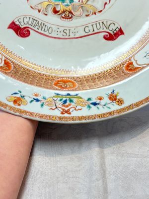 A large Chinese famille rose armorial basin with the arms of Lambert for the English market, Kangxi/Yongzheng, ca. 1722 — foto 5