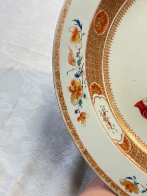 A large Chinese famille rose armorial basin with the arms of Lambert for the English market, Kangxi/Yongzheng, ca. 1722 — foto 6