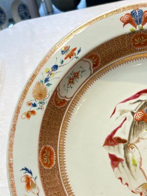 A large Chinese famille rose armorial basin with the arms of Lambert for the English market, Kangxi/Yongzheng, ca. 1722 — foto 7