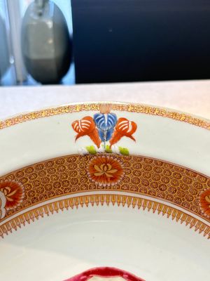 A large Chinese famille rose armorial basin with the arms of Lambert for the English market, Kangxi/Yongzheng, ca. 1722 — foto 8