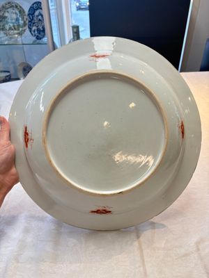 A large Chinese famille rose armorial basin with the arms of Lambert for the English market, Kangxi/Yongzheng, ca. 1722 — foto 9
