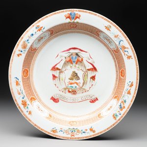 A large Chinese famille rose armorial basin with the arms of Lambert for the English market, Kangxi/Yongzheng, ca. 1722 — foto 1