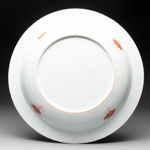 A large Chinese famille rose armorial basin with the arms of Lambert for the English market, Kangxi/Yongzheng, ca. 1722 — foto 2