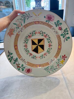 A large Chinese famille rose armorial dish with the arms of Campbell for the English market, Yongzheng/Qianlong — photo 1