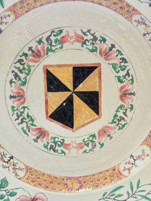 A large Chinese famille rose armorial dish with the arms of Campbell for the English market, Yongzheng/Qianlong — photo 2