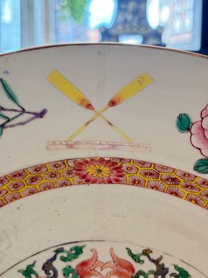 A large Chinese famille rose armorial dish with the arms of Campbell for the English market, Yongzheng/Qianlong — photo 3