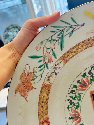 A large Chinese famille rose armorial dish with the arms of Campbell for the English market, Yongzheng/Qianlong — photo 4
