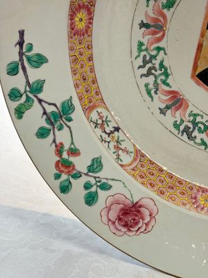 A large Chinese famille rose armorial dish with the arms of Campbell for the English market, Yongzheng/Qianlong — photo 5