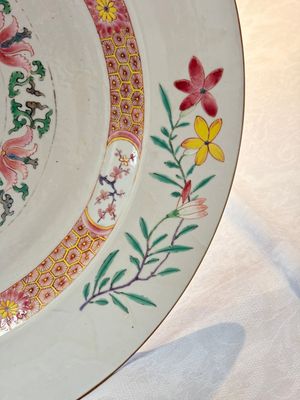 A large Chinese famille rose armorial dish with the arms of Campbell for the English market, Yongzheng/Qianlong — photo 6