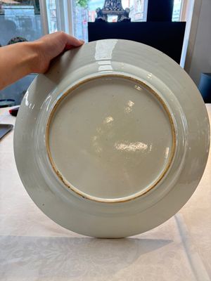 A large Chinese famille rose armorial dish with the arms of Campbell for the English market, Yongzheng/Qianlong — photo 7