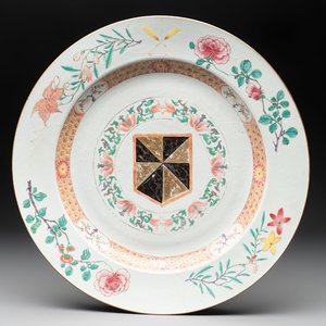 A large Chinese famille rose armorial dish with the arms of Campbell for the English market, Yongzheng/Qianlong — photo 1