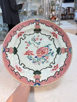 A large Chinese famille rose bianco-sopra-bianco 'peonies' dish, Yongzheng — 照片 1