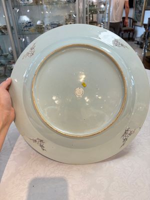 A large Chinese famille rose bianco-sopra-bianco 'peonies' dish, Yongzheng — 照片 11